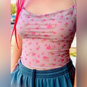 Rosie pink flower top 🌸 X straps in back!